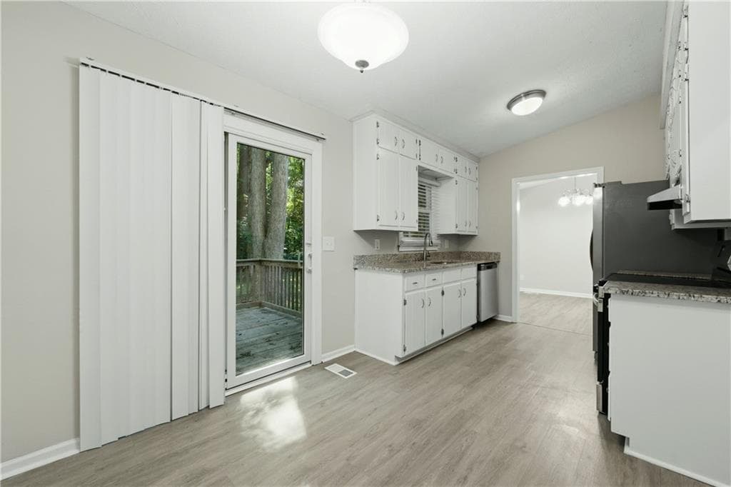 4 bedroom, 3 bathroom, 2,130 sq ft single family residence under contract at 266 Firecrest Lane, Lawrenceville, GA 30046 — photo 3