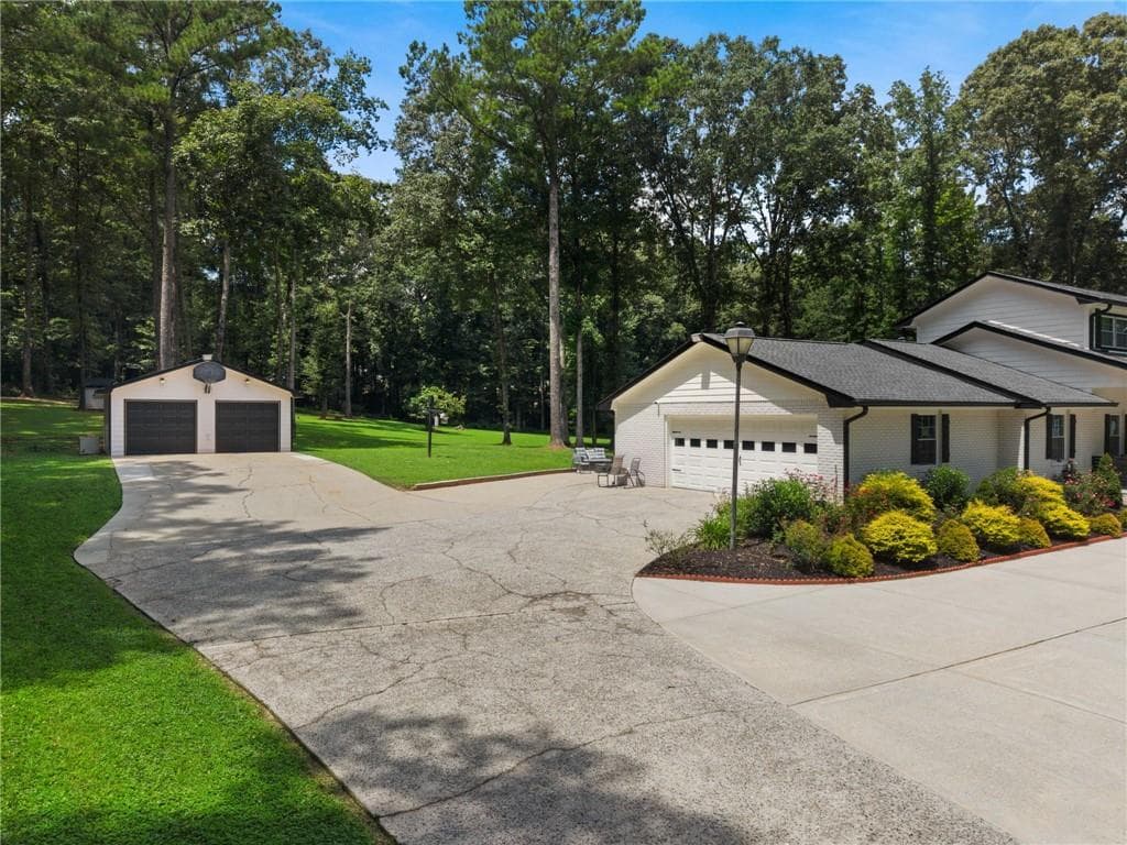8 bedroom, 5 bathroom, 5,800 sq ft single family residence for sale at 8890 Rum Ridge Drive, Jonesboro, GA 30236 — photo 6