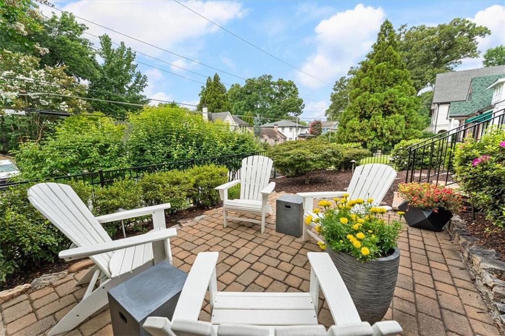 3 bedroom, 2 bathroom, 2,110 sq ft single family residence under contract at 802 Highland Terrace, Atlanta, GA 30306 — photo 4