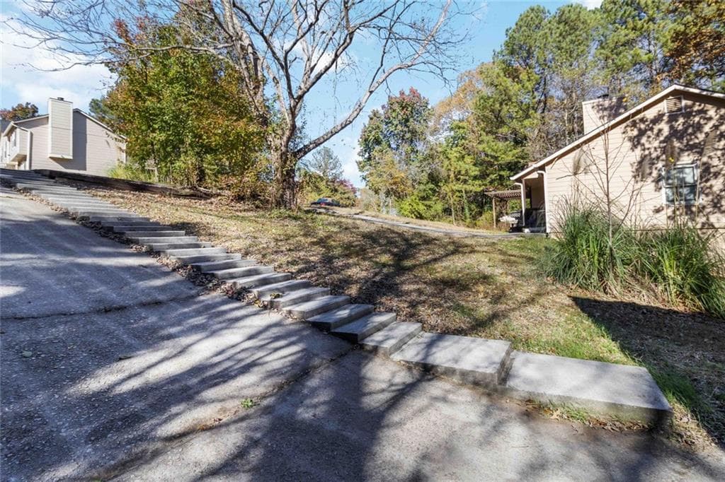 3 bedroom, 2 bathroom, 1,764 sq ft single family residence for sale at 2725 Wildflower Lane, Snellville, GA 30039 — photo 2