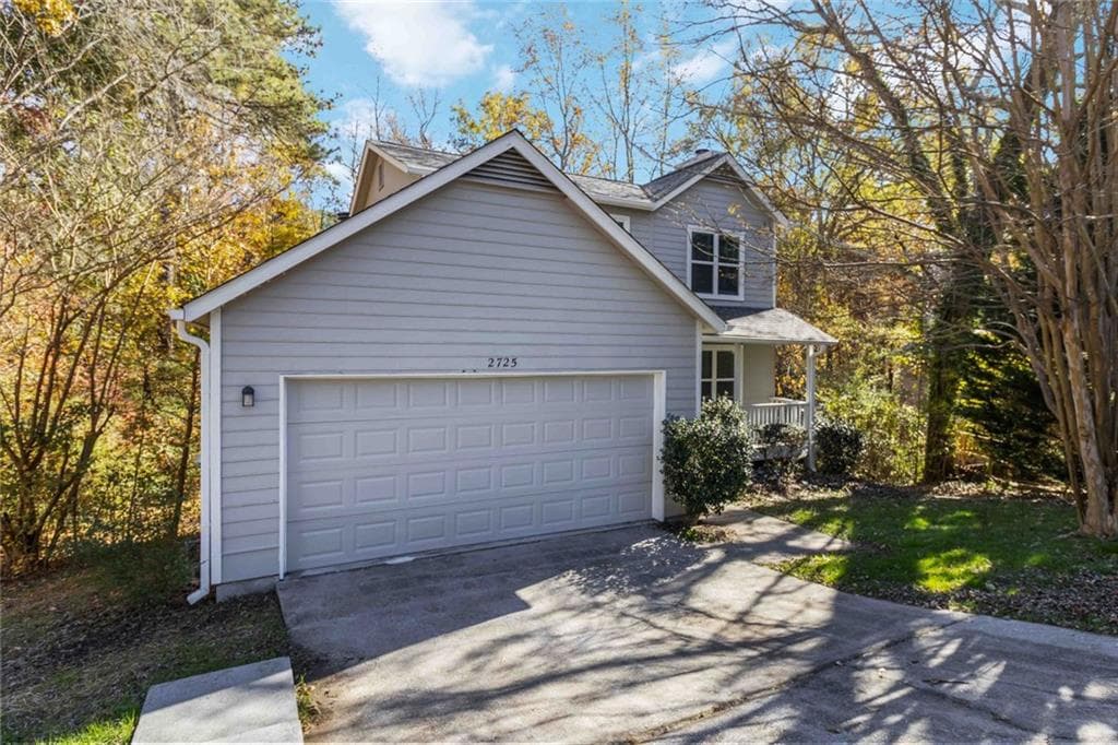 3 bedroom, 2 bathroom, 1,764 sq ft single family residence for sale at 2725 Wildflower Lane, Snellville, GA 30039 — photo 3