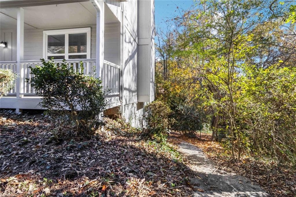 3 bedroom, 2 bathroom, 1,764 sq ft single family residence for sale at 2725 Wildflower Lane, Snellville, GA 30039 — photo 5