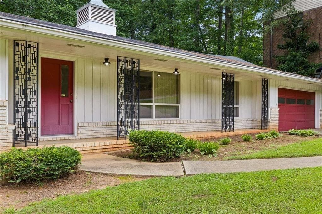 4 bedroom, 3 bathroom, 2,258 sq ft single family residence under contract at 165 W Spalding Drive, Atlanta, GA 30328 — photo 2