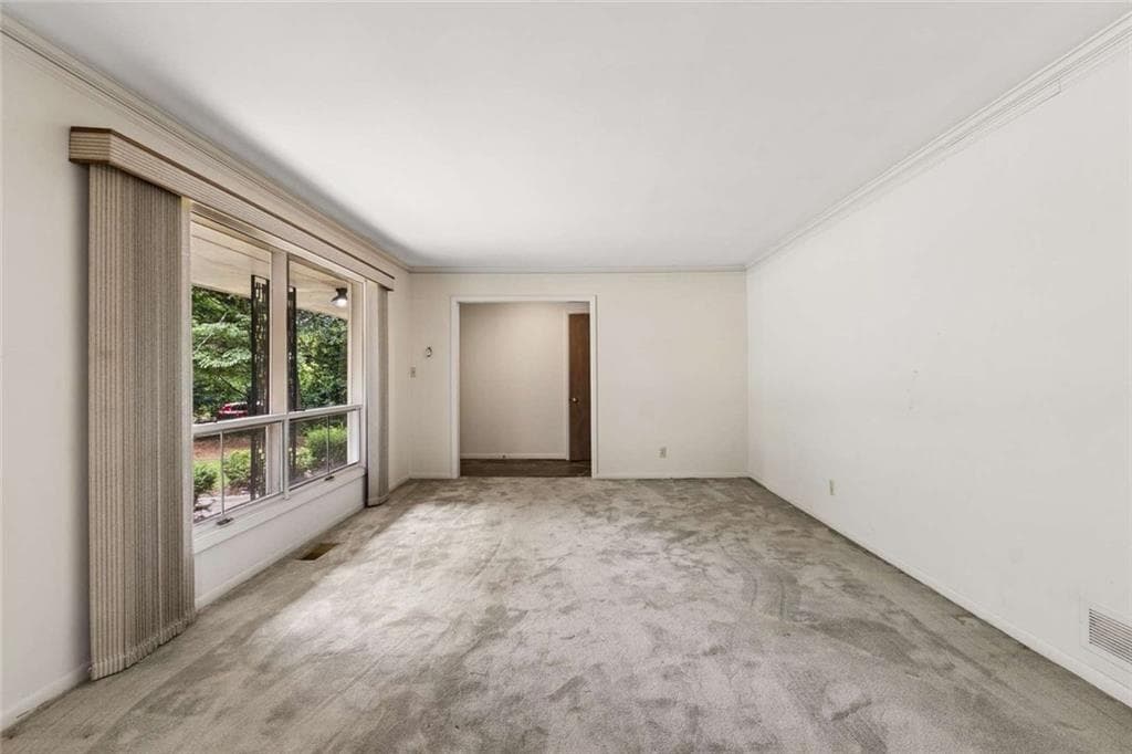 4 bedroom, 3 bathroom, 2,258 sq ft single family residence under contract at 165 W Spalding Drive, Atlanta, GA 30328 — photo 7