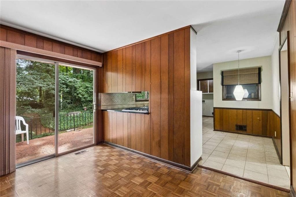 4 bedroom, 3 bathroom, 2,258 sq ft single family residence under contract at 165 W Spalding Drive, Atlanta, GA 30328 — photo 9