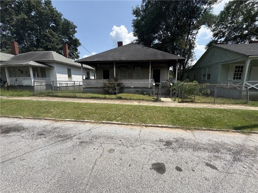 3 bedroom, 1 bathroom, 1,527 sq ft single family residence under contract at 68 Poplar Street, Porterdale, GA 30014