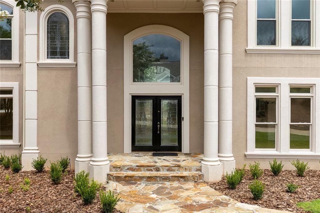 5 bedroom, 6 bathroom, 6,808 sq ft single family residence for sale at 8445 Sentinae Chase Drive, Roswell, GA 30076 — photo 4