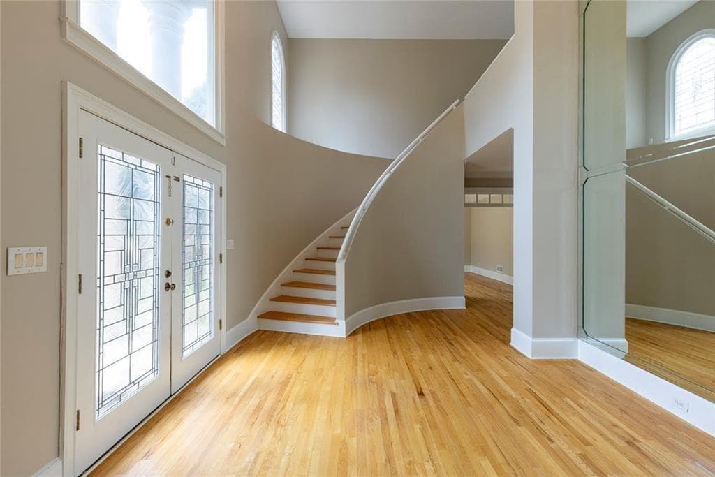 5 bedroom, 6 bathroom, 6,808 sq ft single family residence for sale at 8445 Sentinae Chase Drive, Roswell, GA 30076 — photo 5