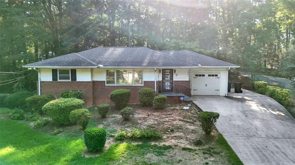 3 bedroom, 3 bathroom, 1,141 sq ft single family residence for sale at 2560 Wood Valley Drive, East Point, GA 30344 — photo 2