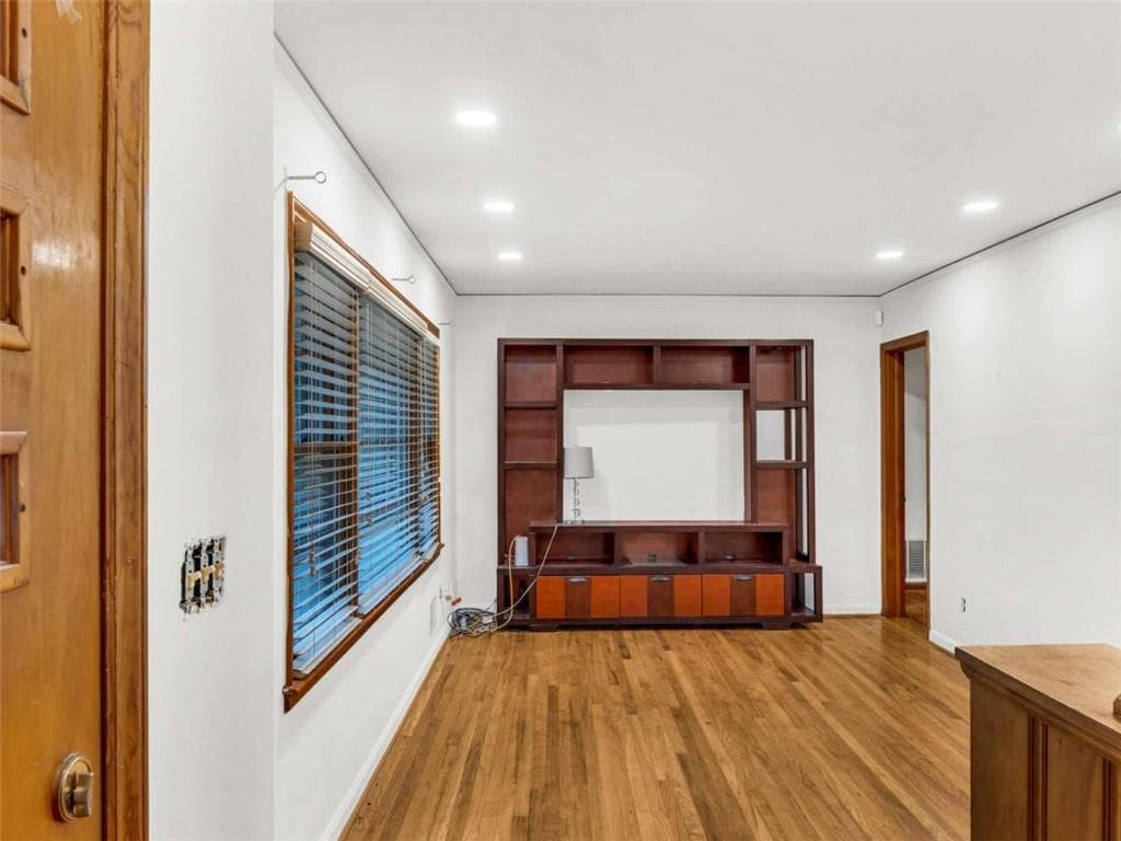 3 bedroom, 3 bathroom, 1,141 sq ft single family residence for sale at 2560 Wood Valley Drive, East Point, GA 30344 — photo 4