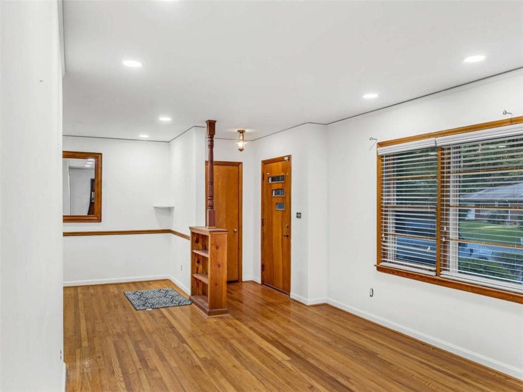 3 bedroom, 3 bathroom, 1,141 sq ft single family residence for sale at 2560 Wood Valley Drive, East Point, GA 30344 — photo 5