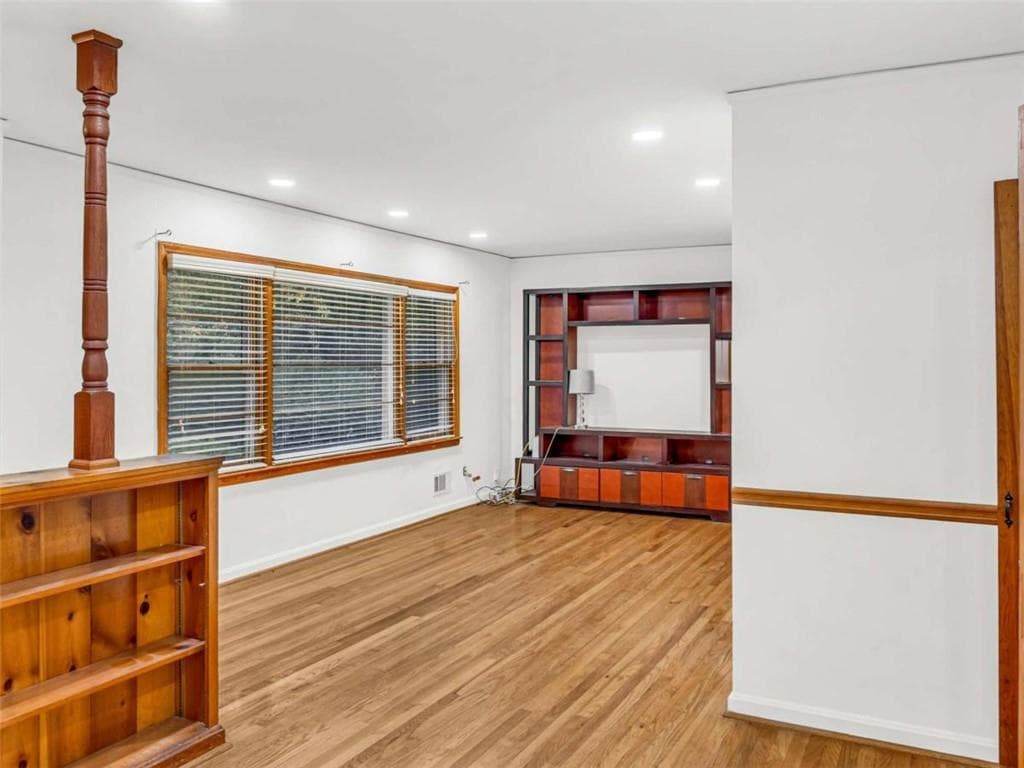 3 bedroom, 3 bathroom, 1,141 sq ft single family residence for sale at 2560 Wood Valley Drive, East Point, GA 30344 — photo 7
