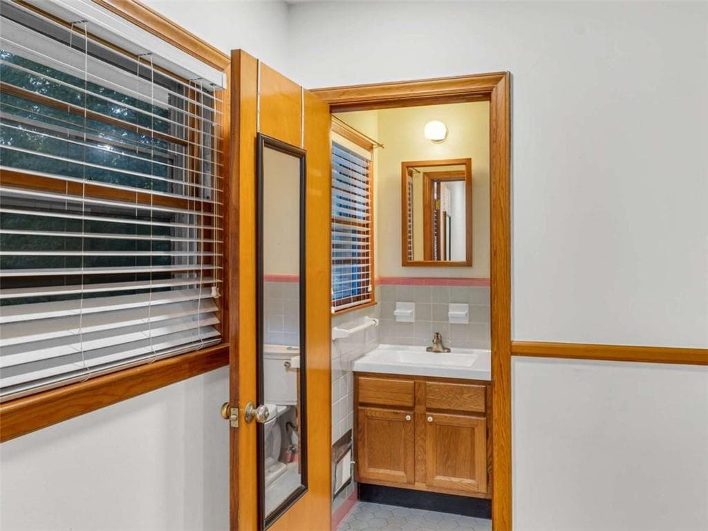 3 bedroom, 3 bathroom, 1,141 sq ft single family residence for sale at 2560 Wood Valley Drive, East Point, GA 30344 — photo 10