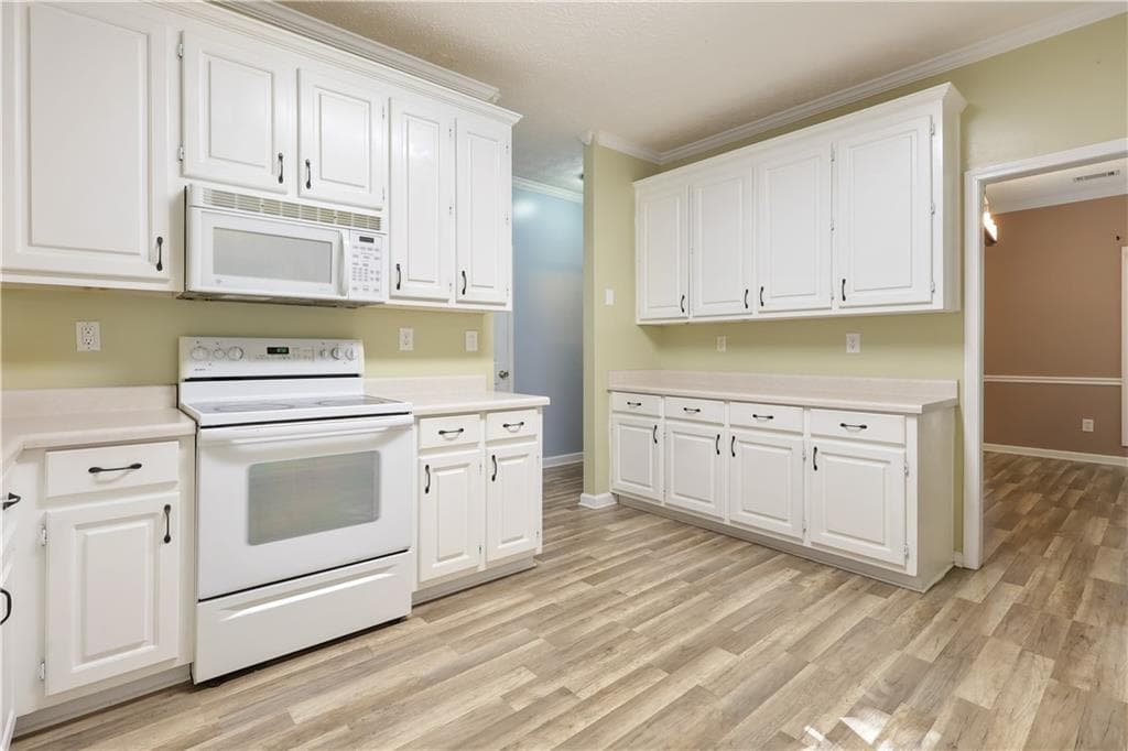 3 bedroom, 3 bathroom, 2,519 sq ft single family residence for sale at 129 Avalon Drive, Mcdonough, GA 30252 — photo 8