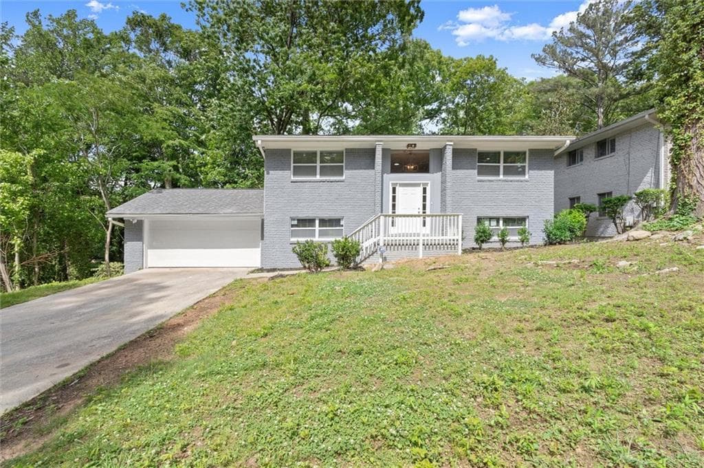 4 bedroom, 2 bathroom, 2,262 sq ft single family residence for sale at 495 Larchmont Circle, Atlanta, GA 30318 — photo 2