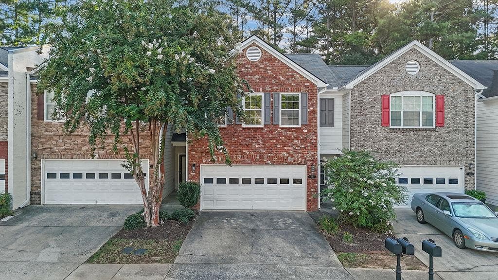 3 bedroom, 3 bathroom, 1,940 sq ft townhouse for sale at 541 Woodland Park Terrace, Lawrenceville, GA 30043 — photo 1 of 29