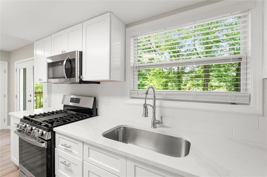 4 bedroom, 2 bathroom, 2,262 sq ft single family residence for sale at 495 Larchmont Circle, Atlanta, GA 30318 — photo 8