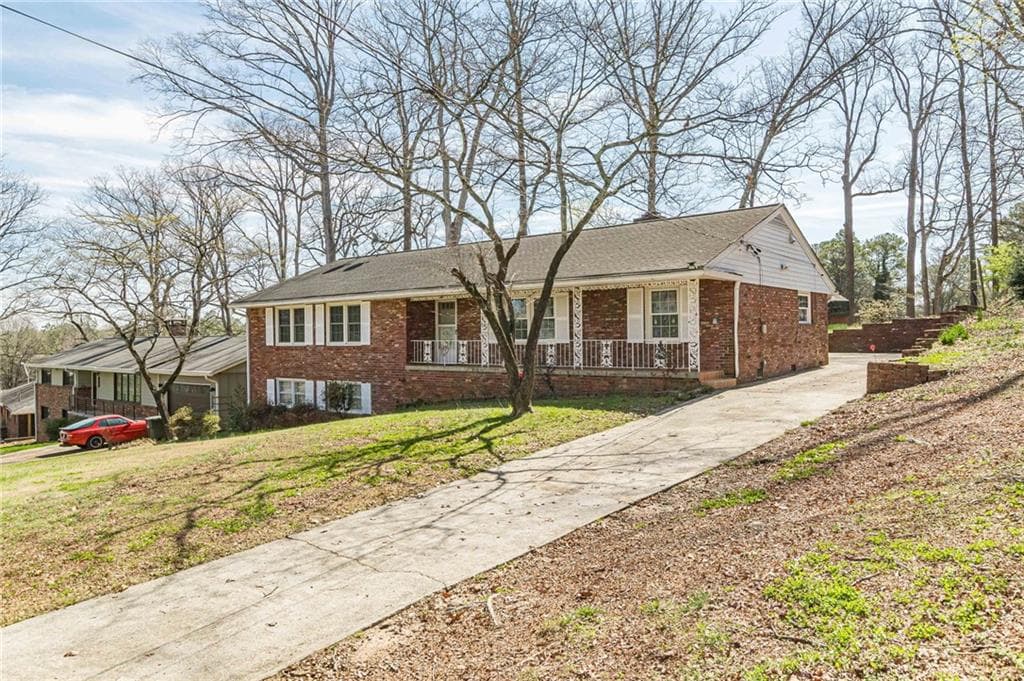 4 bedroom, 3 bathroom single family residence under contract at 2110 LaVista Circle, Hapeville, GA 30354 — photo 2