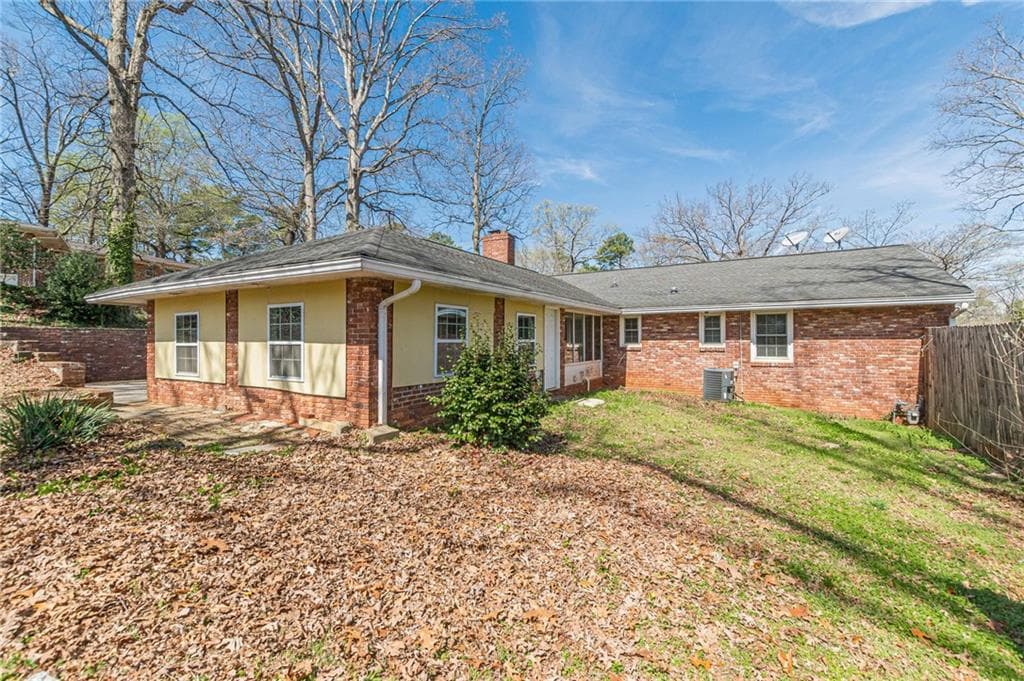 4 bedroom, 3 bathroom single family residence under contract at 2110 LaVista Circle, Hapeville, GA 30354 — photo 4