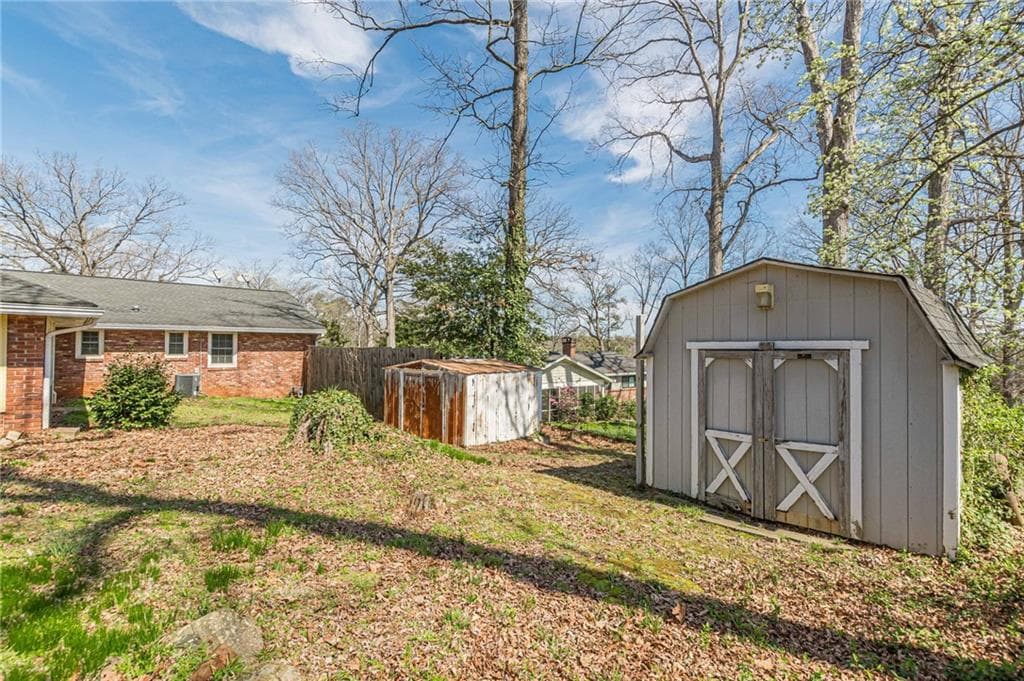 4 bedroom, 3 bathroom single family residence under contract at 2110 LaVista Circle, Hapeville, GA 30354 — photo 6