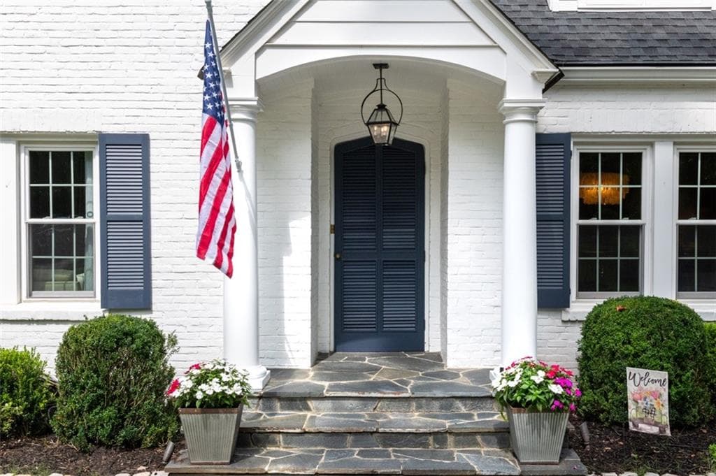 5 bedroom, 4 bathroom, 4,012 sq ft single family residence for sale at 3590 Ivy Road, Atlanta, GA 30342 — photo 8