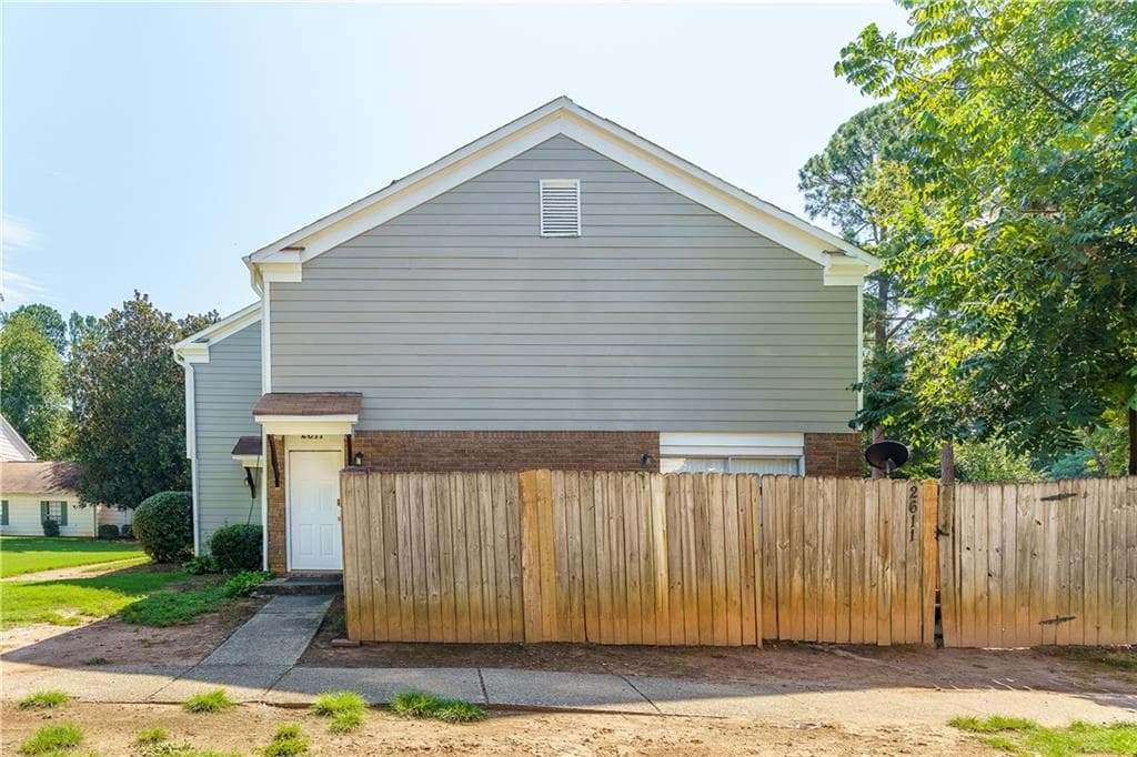2 bedroom, 2 bathroom, 1,152 sq ft townhouse for sale at 2611 Stratford Lane, Morrow, GA 30260 — photo 2