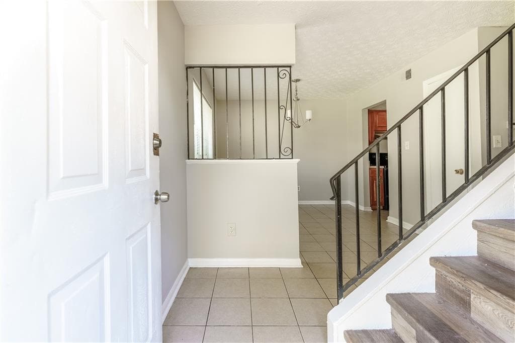 2 bedroom, 2 bathroom, 1,152 sq ft townhouse for sale at 2611 Stratford Lane, Morrow, GA 30260 — photo 4