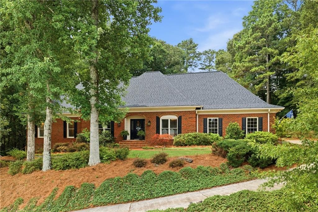 5 bedroom, 5 bathroom, 6,338 sq ft single family residence under contract at 1040 Finnsbury Drive, Roswell, GA 30075 — photo 2