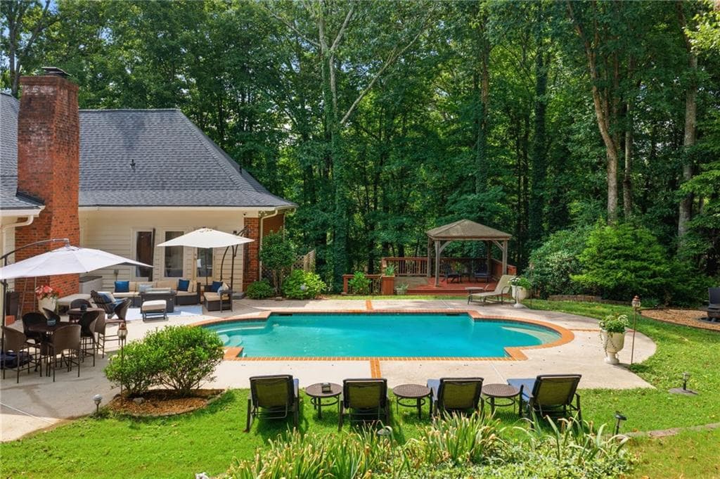 5 bedroom, 5 bathroom, 6,338 sq ft single family residence under contract at 1040 Finnsbury Drive, Roswell, GA 30075 — photo 3