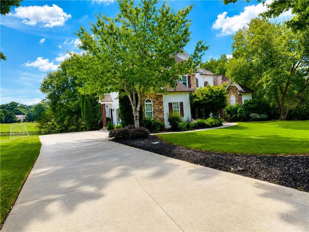 5 bedroom, 5 bathroom, 5,547 sq ft single family residence for sale at 1040 Madison Lakes Parkway, Madison, GA 30650 — photo 2