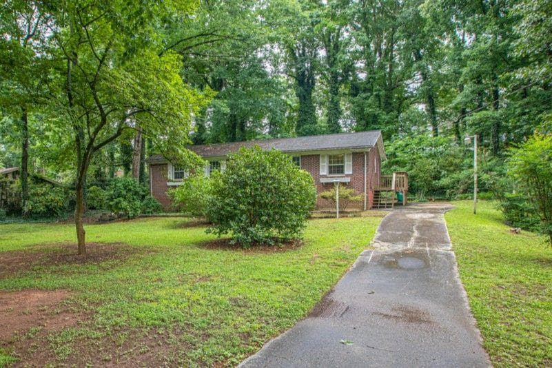 3 bedroom, 2 bathroom, 1,350 sq ft single family residence under contract at 442 Stonewood Drive, Stone Mountain, GA 30087 — photo 2
