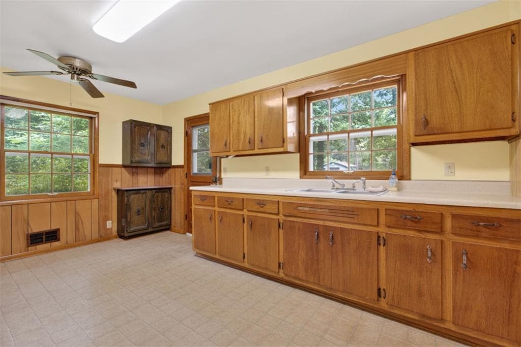 3 bedroom, 2 bathroom, 1,350 sq ft single family residence under contract at 442 Stonewood Drive, Stone Mountain, GA 30087 — photo 9