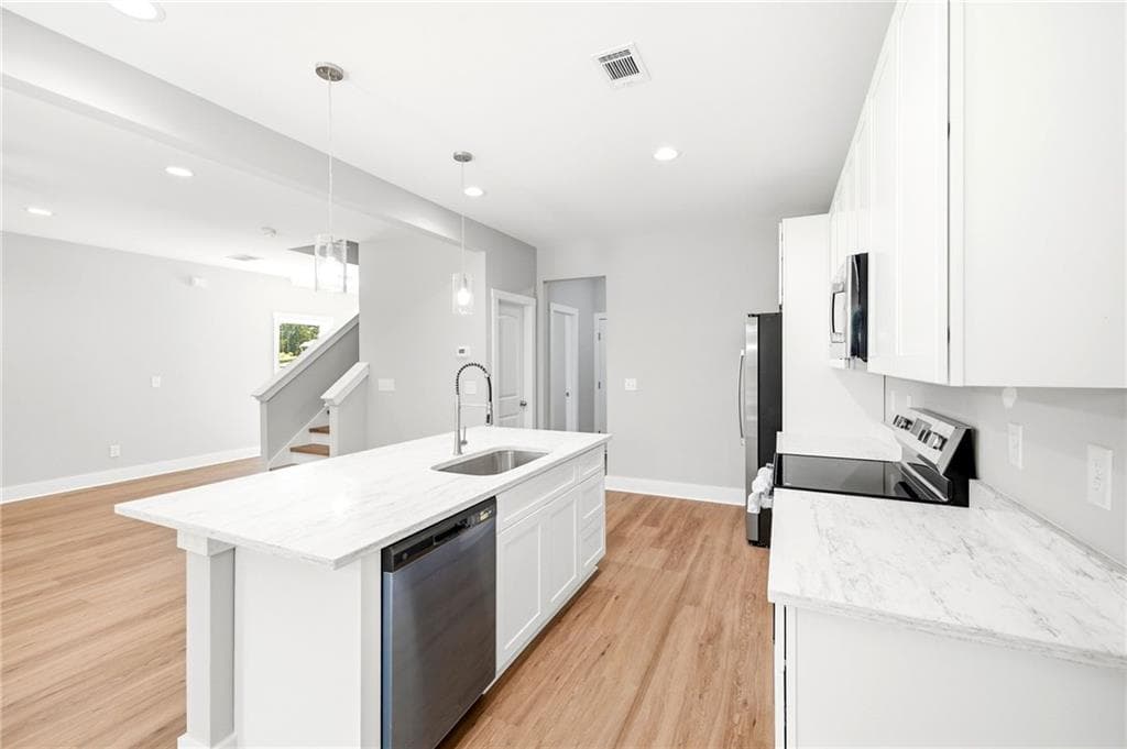 3 bedroom, 3 bathroom, 1,894 sq ft single family residence for sale at 318 Stonington Drive, Mount Airy, GA 30563 — photo 9