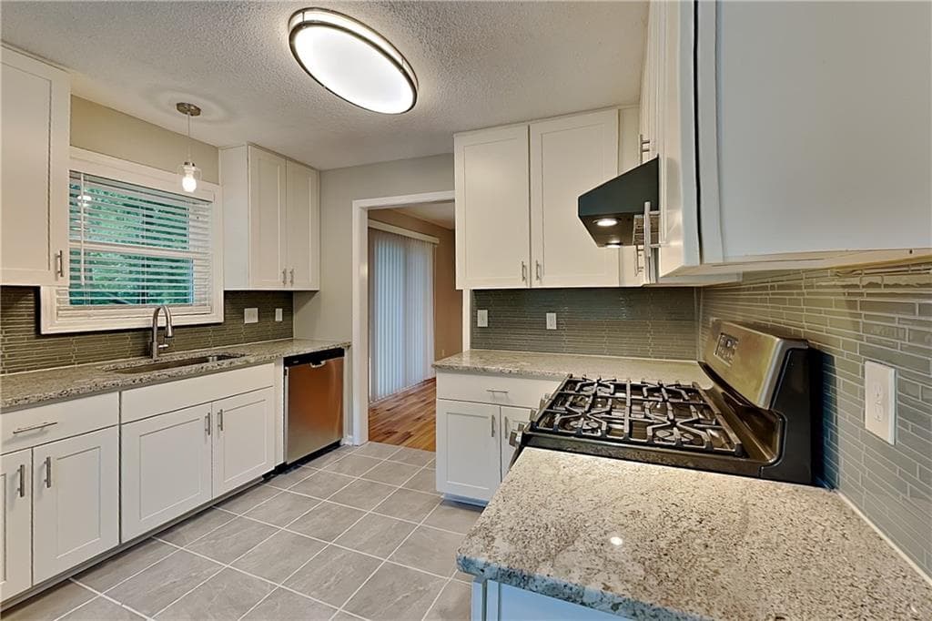 3 bedroom, 2 bathroom, 2,260 sq ft single family residence for rent at 451 Monroe Trace, Kennesaw, GA 30144 for $2,300 a month — photo 4