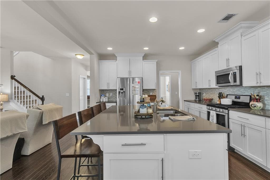 4 bedroom, 3 bathroom, 3,018 sq ft single family residence for sale at 7016 Dove Point Lane, Hoschton, GA 30548 — photo 9