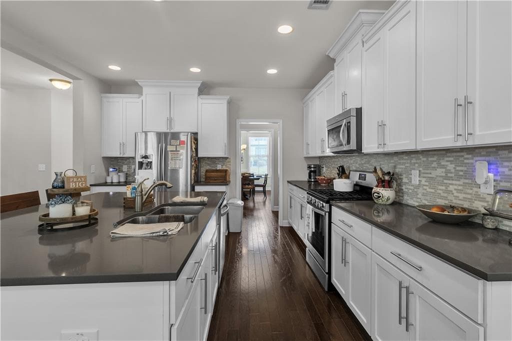 4 bedroom, 3 bathroom, 3,018 sq ft single family residence for sale at 7016 Dove Point Lane, Hoschton, GA 30548 — photo 8