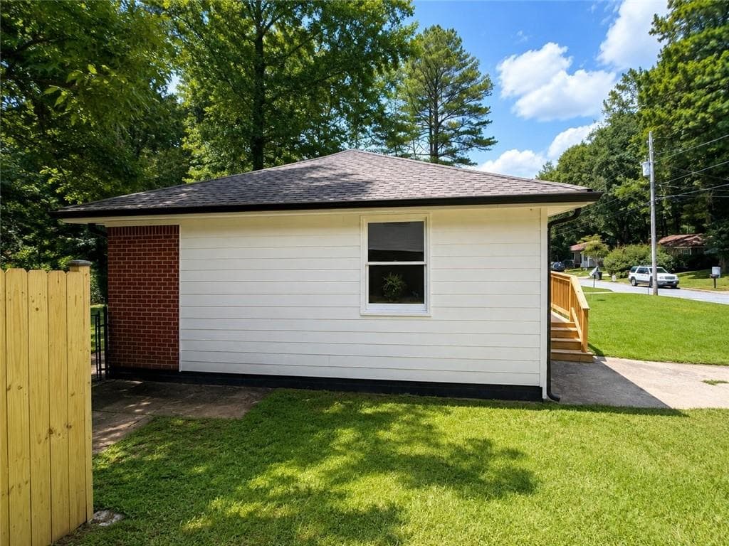 3 bedroom, 2 bathroom, 1,038 sq ft single family residence for sale at 2328 Bonner Road, East Point, GA 30344 — photo 3