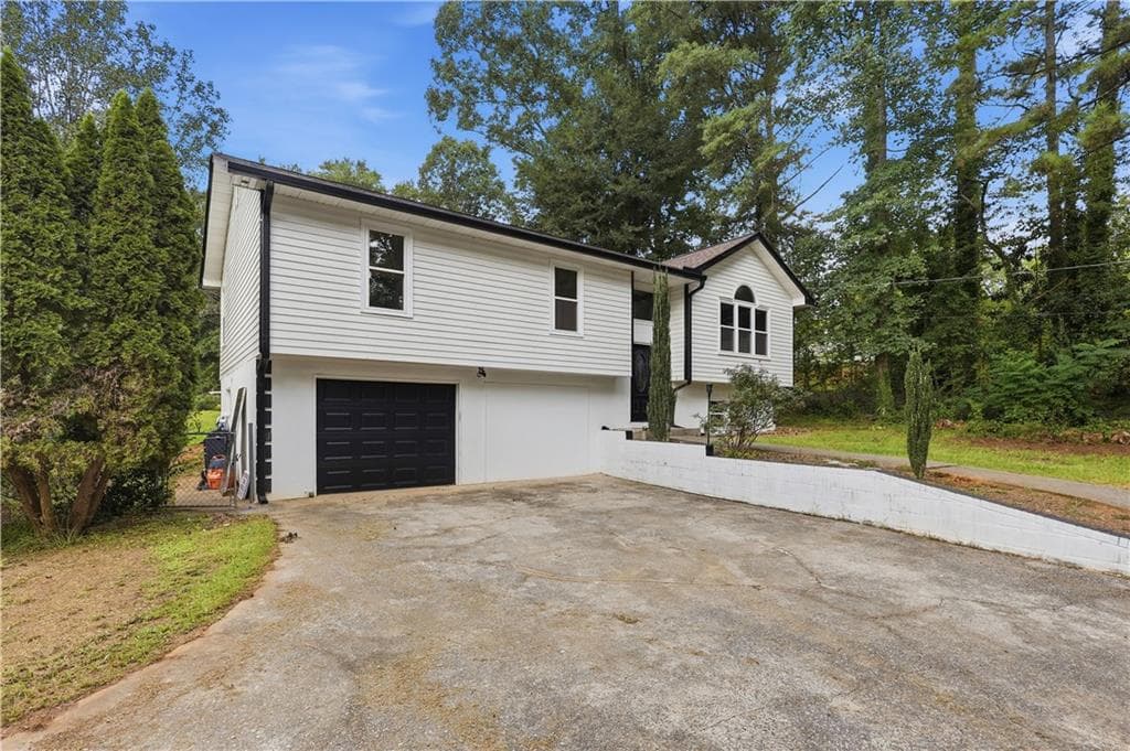 4 bedroom, 3 bathroom, 1,854 sq ft single family residence under contract at 6180 Britt Road, Mableton, GA 30126 — photo 3