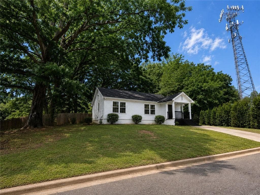 3 bedroom, 2 bathroom, 1,383 sq ft single family residence under contract at 2131 Pryor Road, Atlanta, GA 30315 — photo 2
