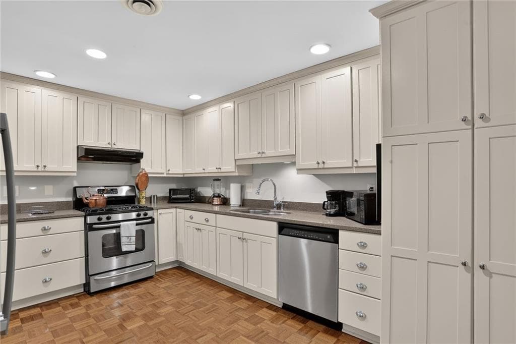 2 bedroom, 2 bathroom, 1,800 sq ft condominium for sale at 2734 Peachtree Road A201, Atlanta, GA 30305 — photo 8