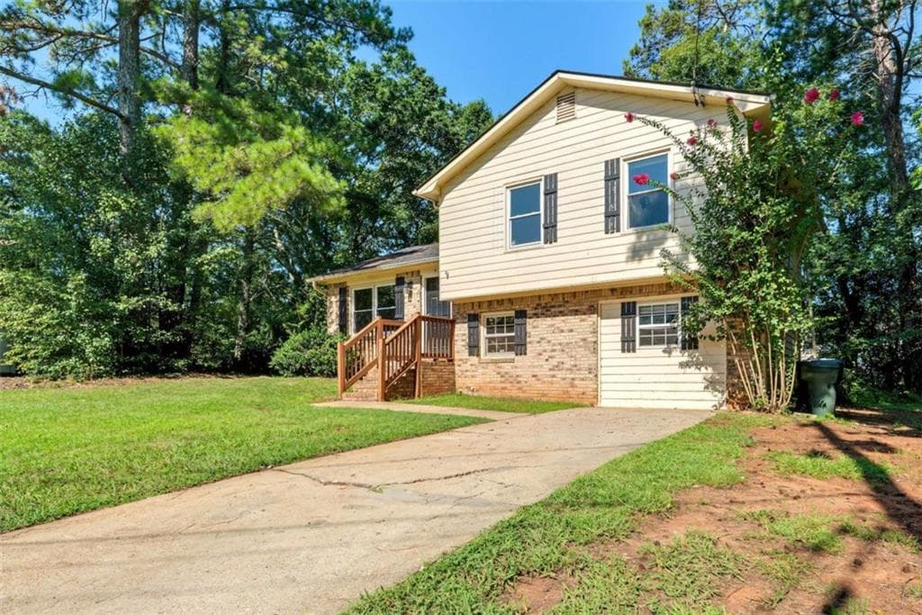 5 bedroom, 3 bathroom, 1,000 sq ft single family residence under contract at 576 Dove Tail Court, Conyers, GA 30013 — photo 2