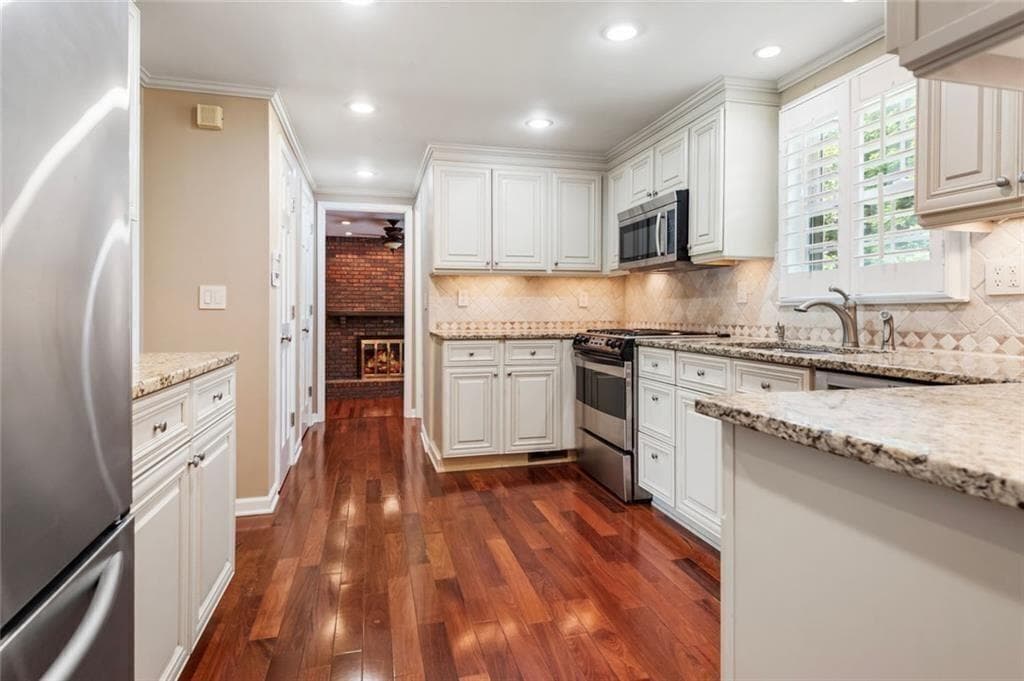 4 bedroom, 3 bathroom, 2,447 sq ft single family residence for sale at 647 Shannon Green Circle, Mableton, GA 30126 — photo 7