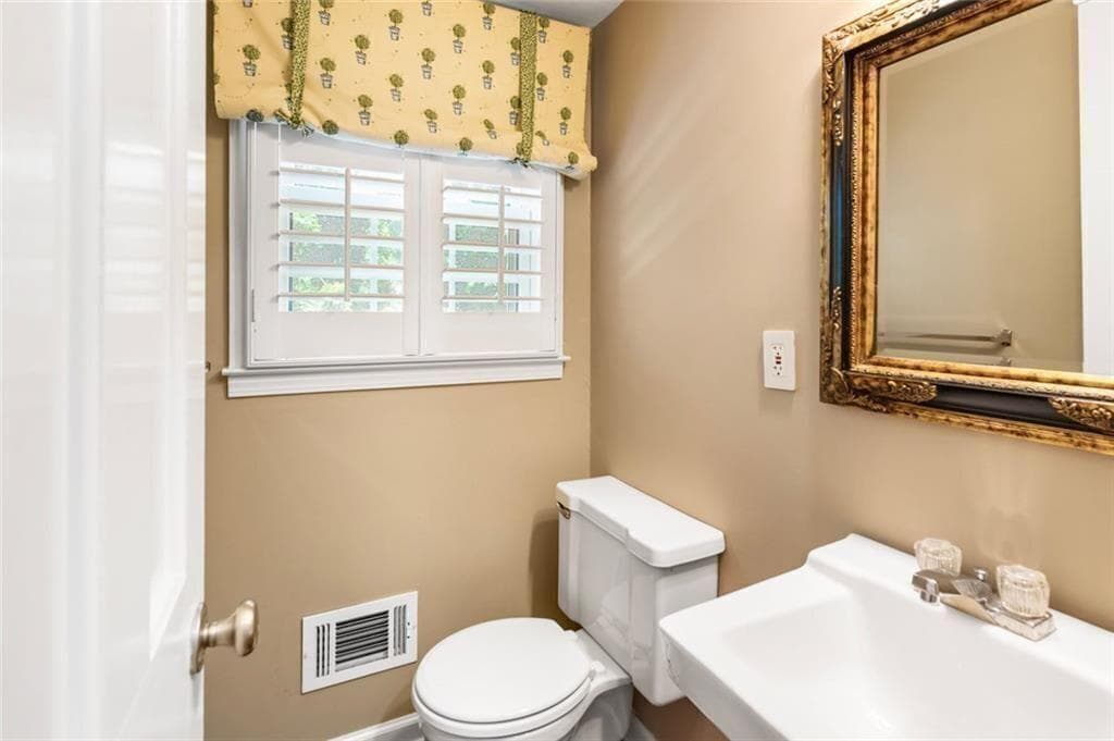 4 bedroom, 3 bathroom, 2,447 sq ft single family residence for sale at 647 Shannon Green Circle, Mableton, GA 30126 — photo 10