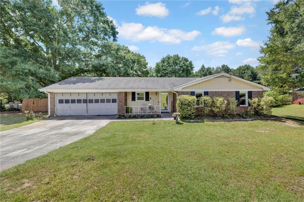 3 bedroom, 2 bathroom, 1,284 sq ft single family residence for sale at 752 Sage Lane, Conyers, GA 30012 — photo 1 of 33