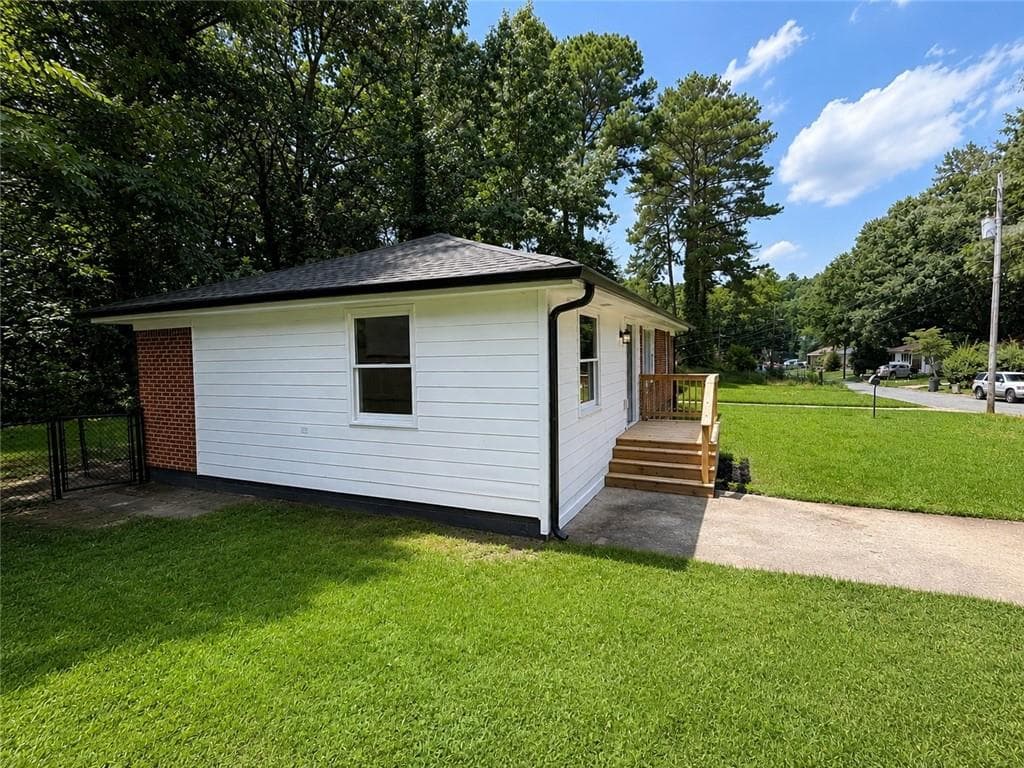 3 bedroom, 2 bathroom, 1,038 sq ft single family residence for sale at 2328 Bonner Road, East Point, GA 30344 — photo 4