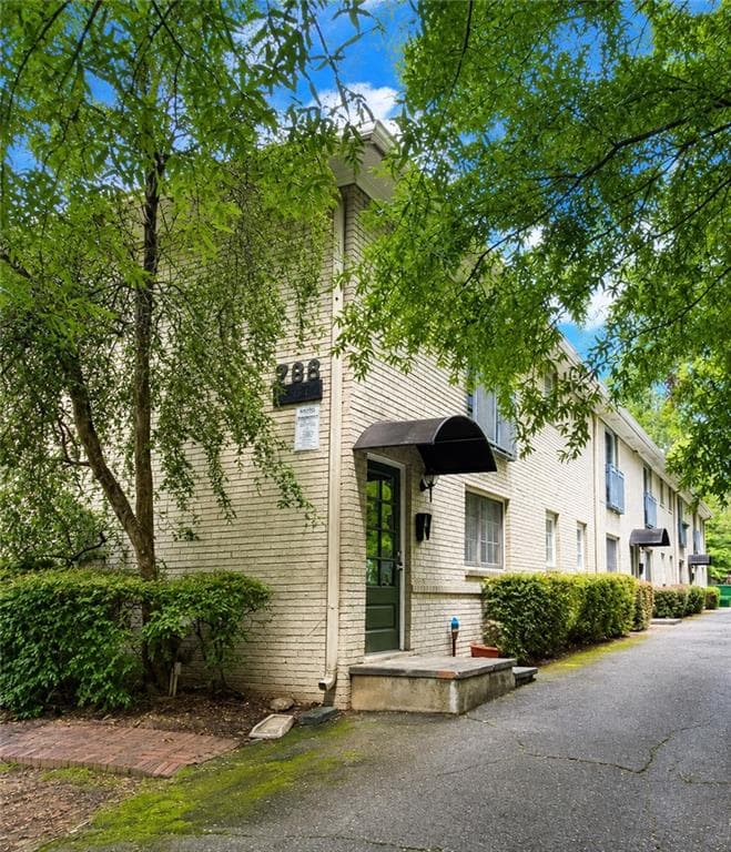 1 bedroom, 1 bathroom, 635 sq ft condominium for rent at 798 Saint Charles Avenue 6, Atlanta, GA 30306 for $1,700 a month — photo 1 of 11
