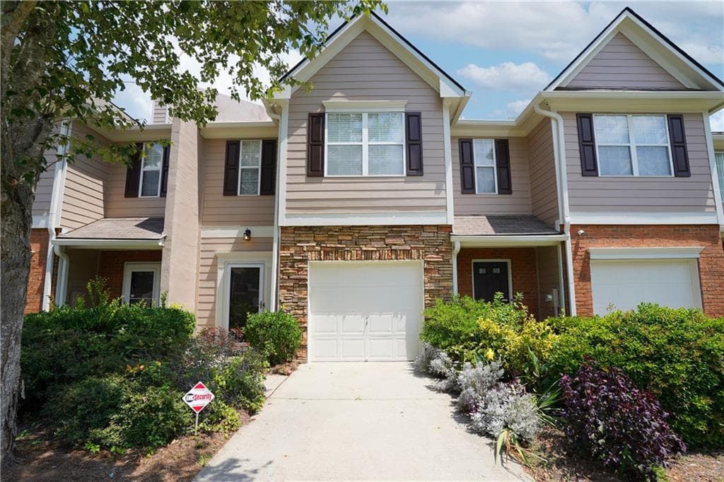 3 bedroom, 3 bathroom, 1,456 sq ft townhouse for sale at 182 Oak Green Drive, Lawrenceville, GA 30044
