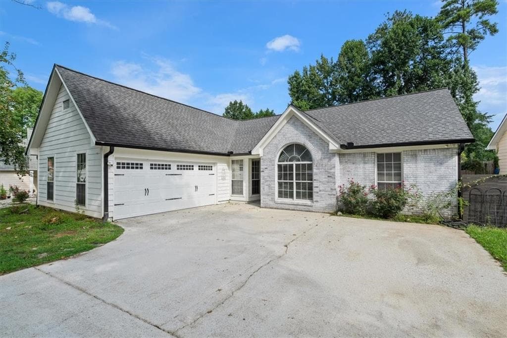 4 bedroom, 2 bathroom, 1,652 sq ft single family residence for sale at 5235 Sterling Trace Court, Lilburn, GA 30047 — photo 2