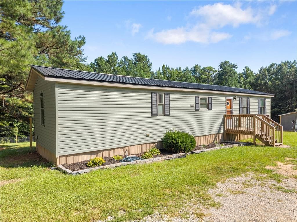 2 bedroom, 1 bathroom, 784 sq ft single family residence under contract at 247 Highway 323, Maysville, GA 30558 — photo 4