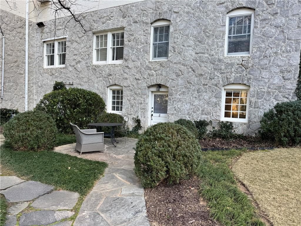 1 bedroom, 1 bathroom, 600 sq ft apartment for rent at 2544 Peachtree Road 8, Atlanta, GA 30305 for $1,375 a month — photo 9